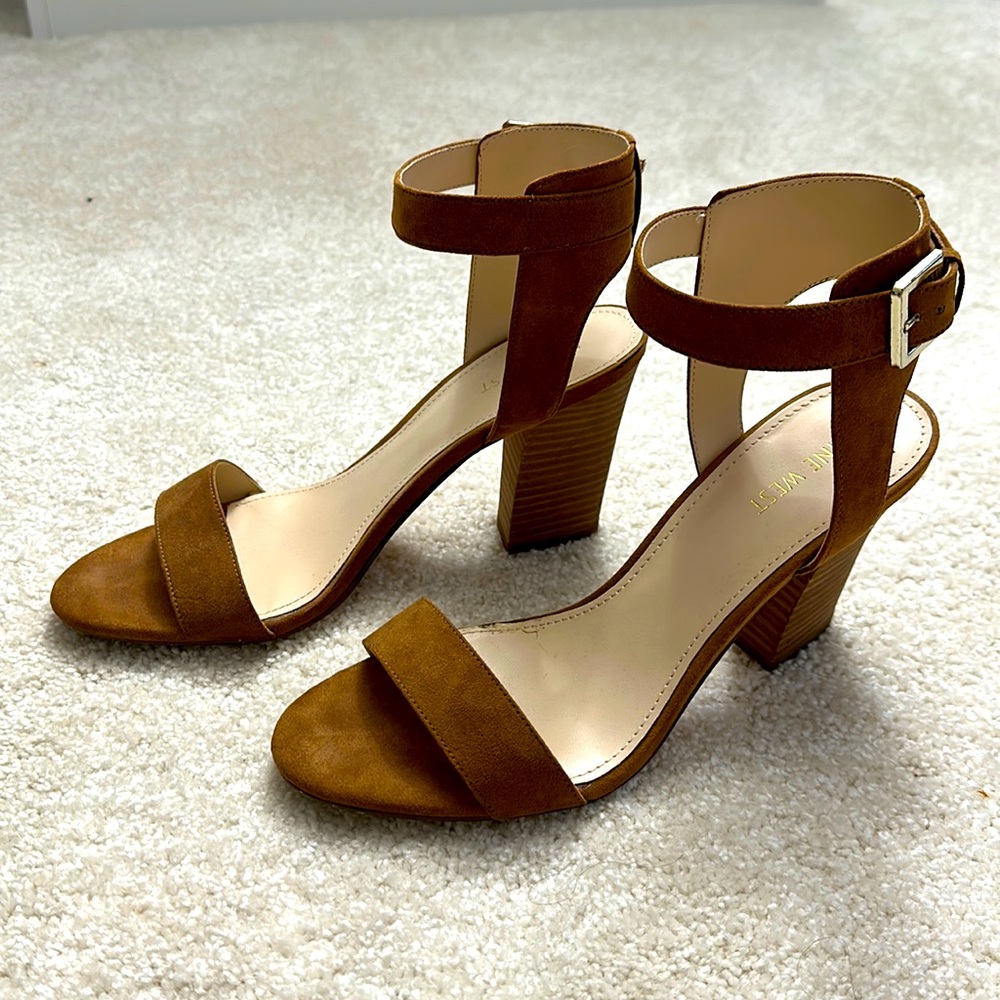 Nine West heeled open toe suede sandals. Brown. Size 8.5